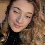 Étudiante en master espagnol recherche à améliorer et aides les jeunes dans les langues